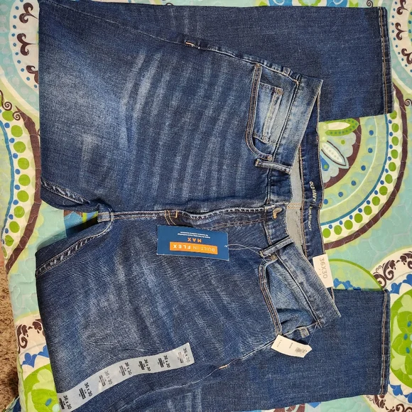 Old Navy Blue Relaxed Jeans with Classic Indigo Wash - Picture 3 of 9
